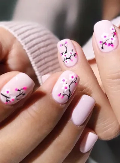 Uñas con flores dibujadas